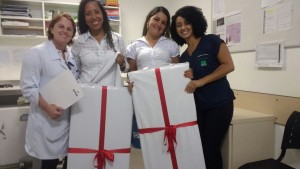 Entrega do projeto no Hospital Governador Celso Ramos. Juliana e Jeane no centro, à esquerda a professora enfermeira Jucilene Pereira, e à direita, Kariny Mon, do hospital.