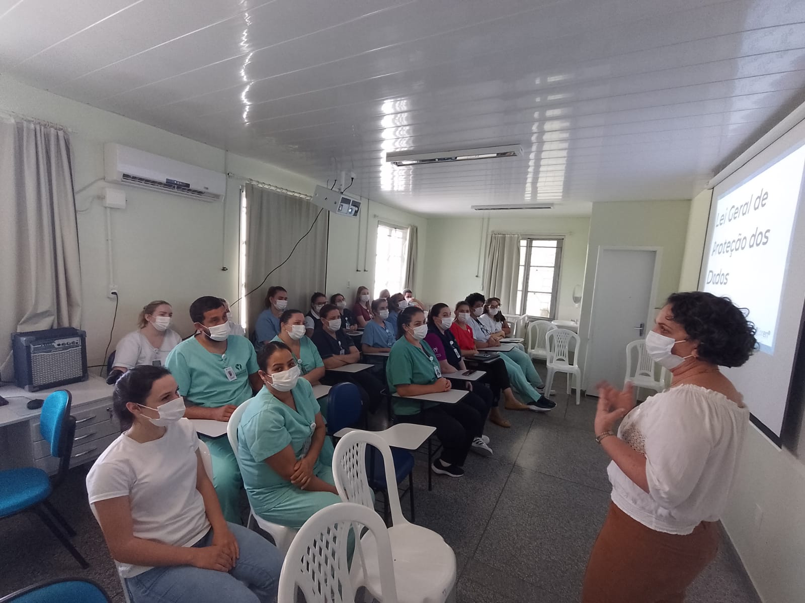 Conselheira Laís Concellos fala sobre LGPD em hospital de Jaraguá do