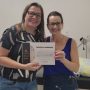 Conselheira Marinês Finco entrega Menção Honrosa do Prêmio Destaque de Enfermagem a Enfermeira de Blumenau